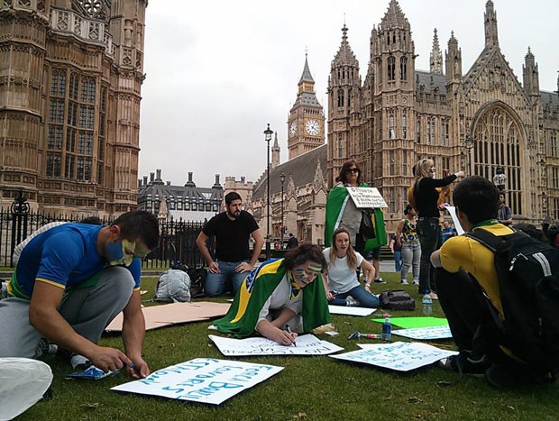 Brasileiros pintam cartazes para protestar nesta terça-feira (18) em Londres (Foto: Miguel Schertel/Arquivo Pessoal)