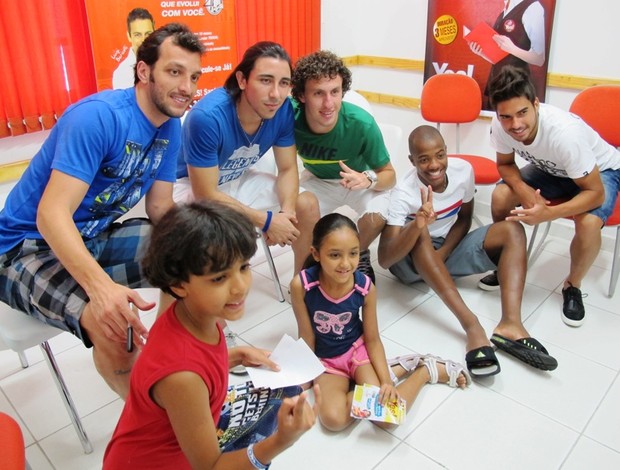 Jogadores do Santos em evento beneficente (Foto: Lincoln Chaves / Globoesporte.com)