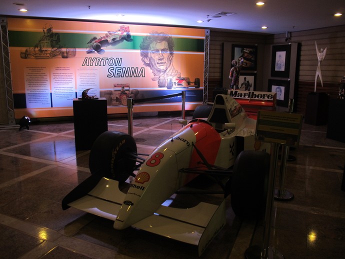 Réplica da McLaren de Ayrton Senna exposta em hotel de SP (Foto: Felipe Siqueira)