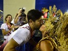 Susana Vieira e Sandro Pedroso se beijam em desfile na Sapucaí