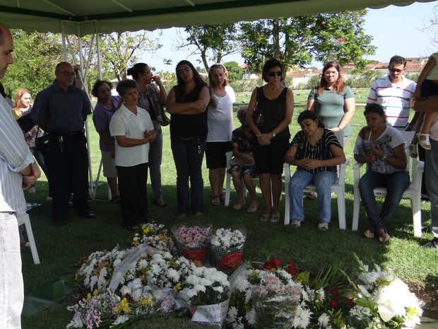 Familiares se despendem da menina em enterro do corpo (Foto: Carolina Sanches/ G1)