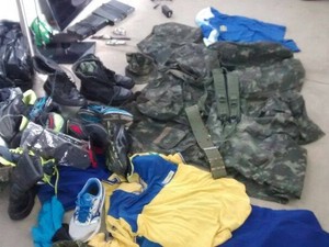 Uniformes dos Correios e fardas do Exército Brasileiro foram apreendidos na casa dos suspeitos. (Foto: Divulgação/PM)