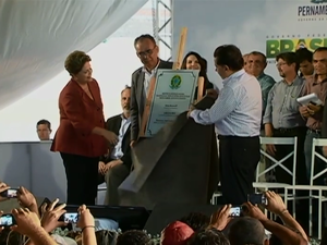 A presidente descerrou a placa da primeira parte da Adutora do Pajeú. (Foto: Reprodução/ TV Asa branca)