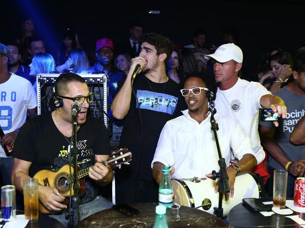 Caio Castro canta em boate na Zona Oeste do Rio (Foto: Raphael Mesquita/ Divulgação)