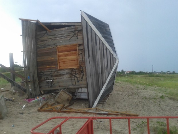 Posto de guarda-vidas caiu neste domingo (28) em Praia de Leste, no litoral do Paraná (Foto: Corpo de Bombeiros / Divulgação)