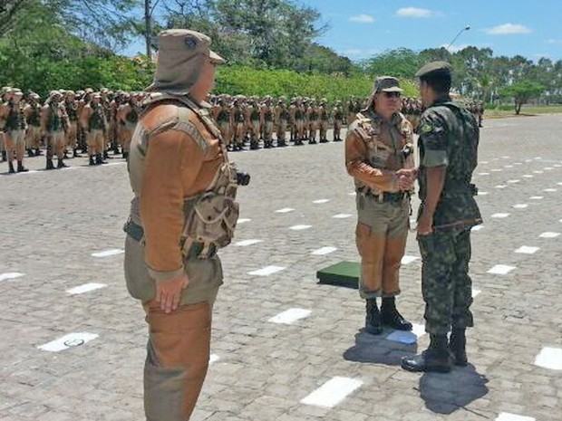 Passagem de comando foi feita pelo General Antônio Carlos de Souza (Foto: Elizandro Oliveira / G1)