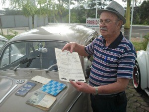 Dono de Fusca 1968 exibe nota fiscal de fábrica em Campo Grande MS (Foto: Fernando da Mata/G1 MS)