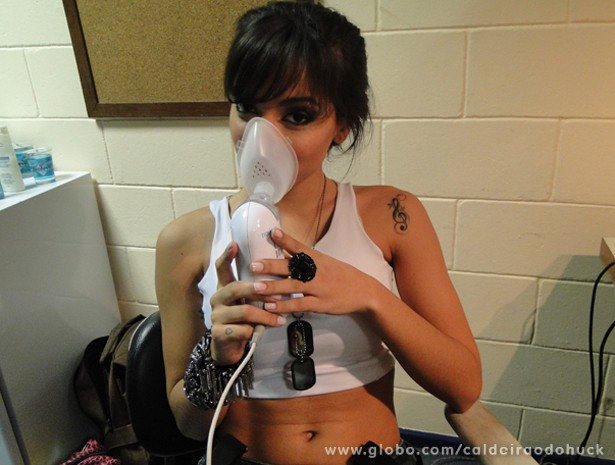 Anitta é adepta da nebulização antes das apresentações (Foto: Caldeirão do Huck/ TV Globo)