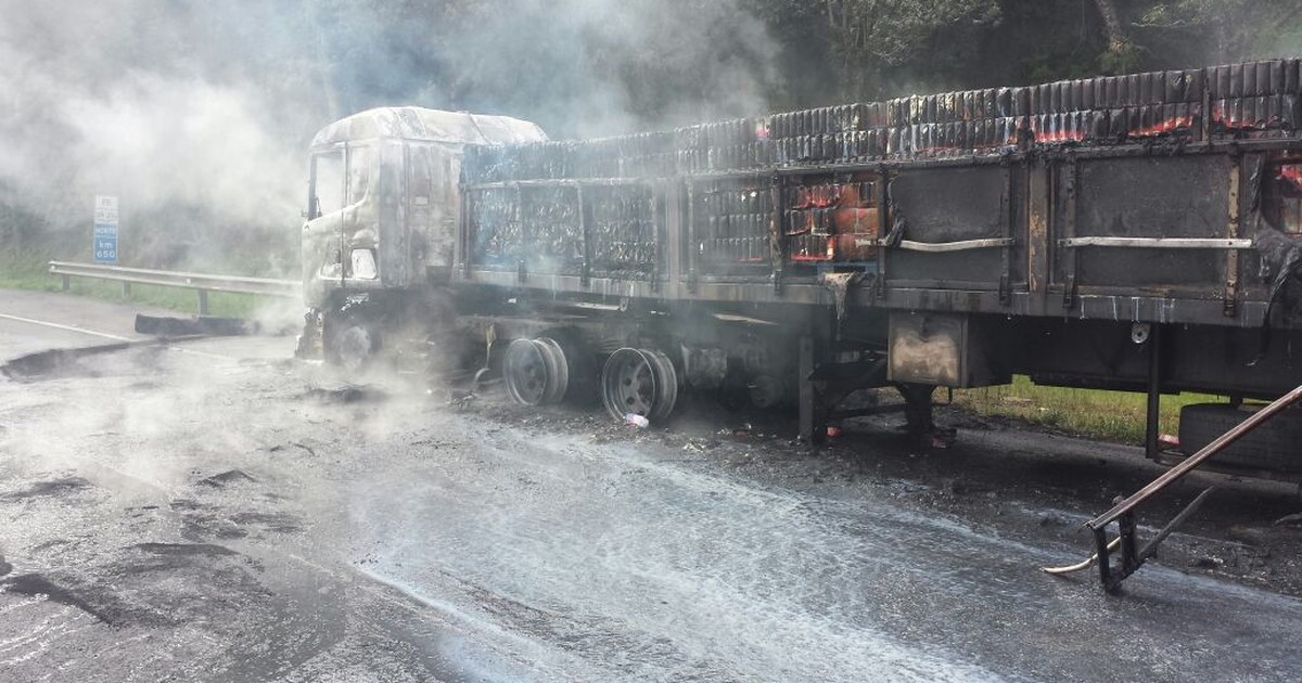 G1 Caminhão carregado leite pega fogo na BR 376 no Paraná