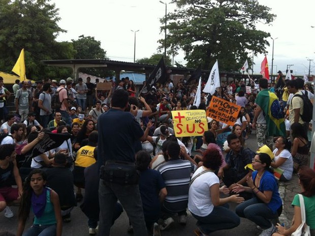 Manifestantes ocuparam o Terminal de Integração, em João Pessoa (Foto: Daniel Peixoto/G1)