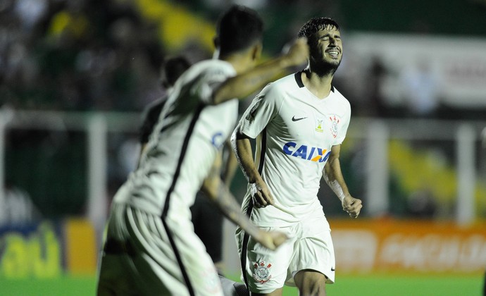Gol irregular dá respiro ao Figueirense e frustra plano de G-6 do Corinthians