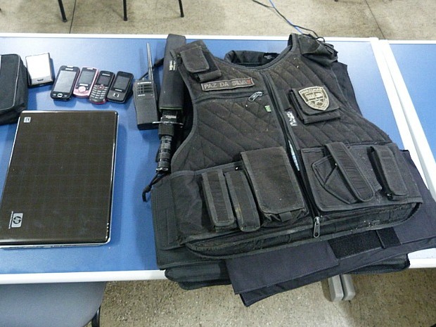 Coletes e armas apreendidos com os suspeitos (Foto: Camila Henriques/G1 AM)