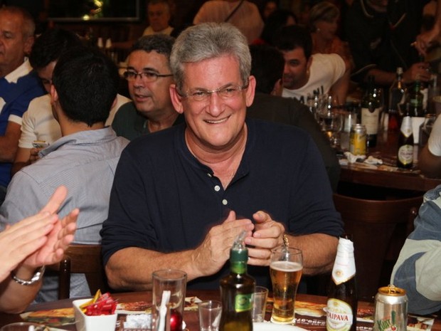Cláudio Inácio, pai de Claudia Leitte, em restaurante no Rio (Foto: Anderson Borde/ Ag. News)