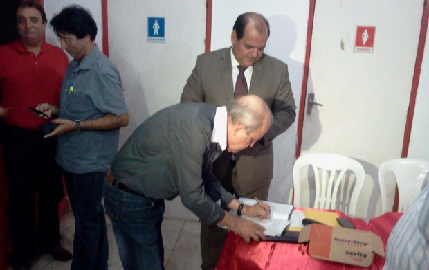 Acompanhado por Paiva, João Neto assina a ata da eleição no Beer CRB (Foto: Denison Roma / Globoesporte.com)