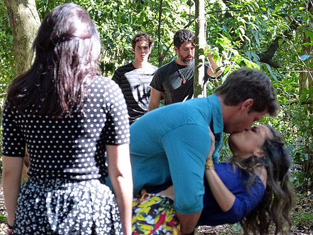 Joaquina e Gael ficam chocados com beijão de René em Dandara (Foto: GShow)