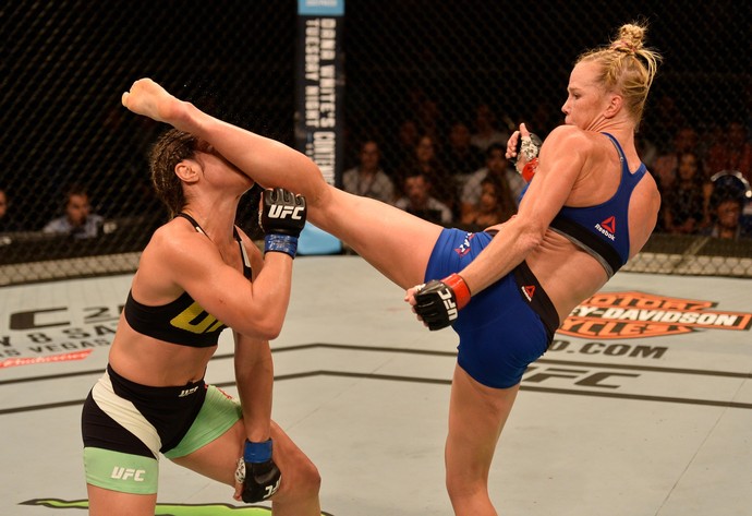 Holly Holm x Bethe Correia UFC Singapura (Foto: Getty Images)