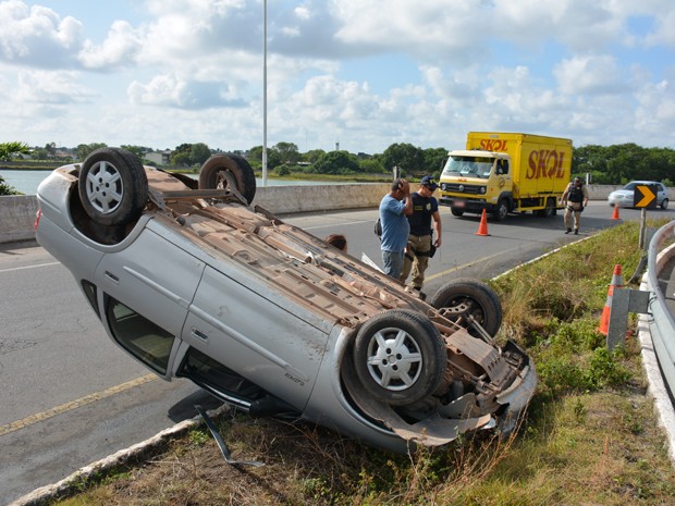 Carro capotou após tomar 'fechada' de caminhão nas Três Lagoas, em João Pessoa (Foto: Walter Paparazzo/G1)