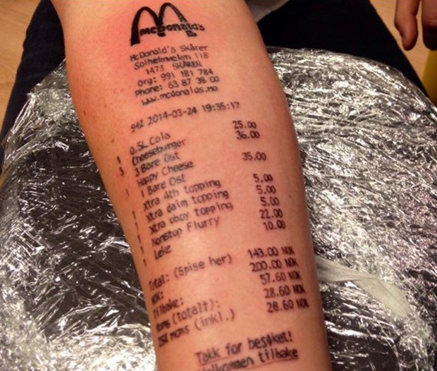 Stian Ytterdahl tatuou uma nota fiscal de um restaurante fast food após ser 'punido' pelos colegas (Foto: Reprodução/Facebook/Sabelink Tattoo)