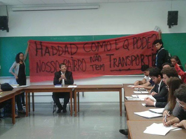 Movimento social interrompe aula de Haddad para pedir linhas de ônibus (Foto: Divulgação Luta do Transporte do Extremo Sul)