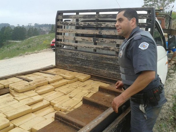 Mais de 300 tijolos de maconha foram apreendidos em veículo (Foto: Polícia Militar/Divulgação)