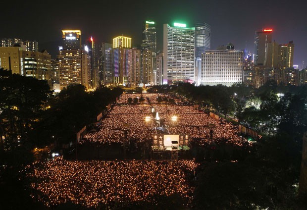 Parque Victoria ficou lotado de pessoas com velas durante a vigília em Hong Kong (Foto: Kin Cheung/AP)