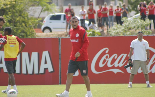 Guiñazu retorna aos treinos com o grupo do Inter (Foto: Diego Guichard / GLOBOESPORTE.COM)