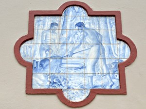 Afrescos de cerâmica foram pintados a mão (Foto: Leile Ribeiro/G1)