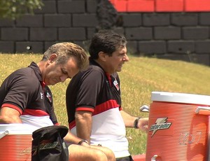 Artur Neto, técnico do Atlético-GO, e o auxiliar Chico (Foto: Reprodução/TV Anhanguera)