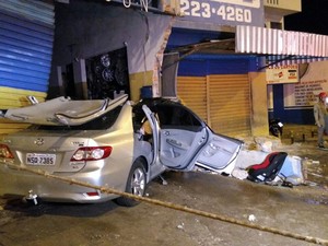 Três pessoas da mesma família ficaram gravemente feridas (Foto: Ellyo Teixeira / G1)