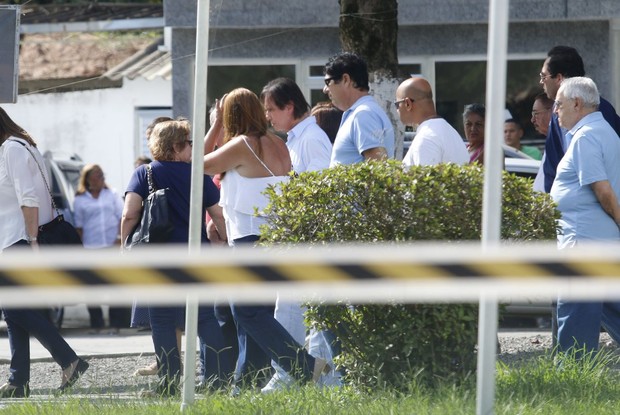 Roberto Carlos vai a enterro de sobrinha (Foto: Daniel Pinheiro / AgNews)