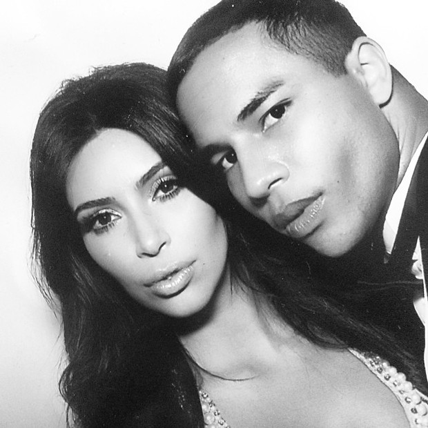 Ego Kanye West Aparece Sorrindo Em Foto Com Kim Kardashian Após Casamento Notícias De Famosos