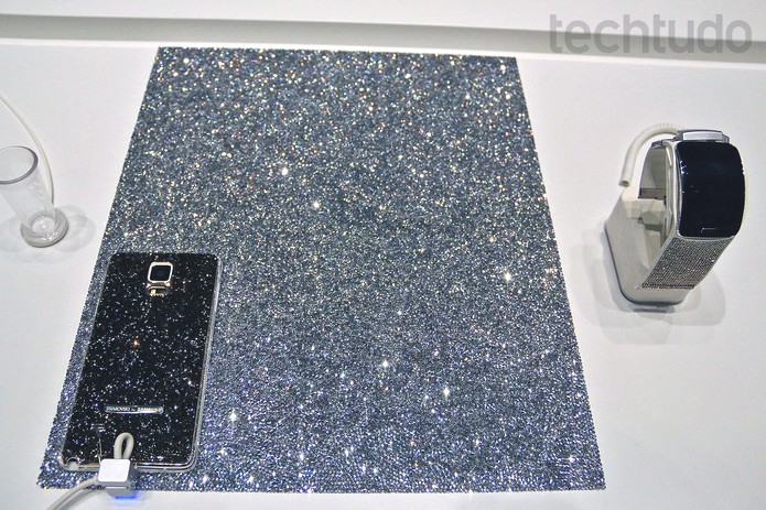 Galaxy Note 4 e Gear S ganham versões com cristais em parceira da Samsung (Foto: Fabrício Vitorino/TechTudo) Galaxy Note 4 e Gear S ganham versões com cristais em parceira da Samsung (Foto: Fabrício Vitorino/TechTudo)