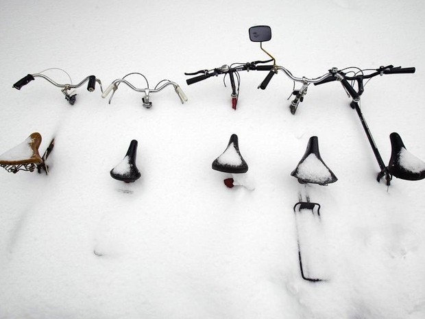 Em Montreal, há quem só pedale com tempo bom, e há quem não se importe com a neve e frio que muitas vezes tomam a cidade (Foto: Reprodução / AFP)