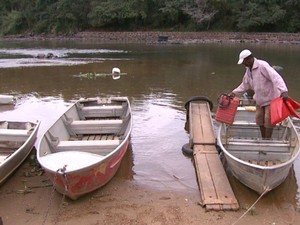 Com a seca, barcos ficam na margem do Rio Mogi em Pirassununga (Foto: Rodrigo Sargaço/EPTV)