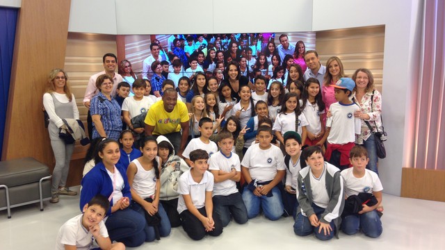 35 crianças visitaram RBS na manhã desta quarta-feira (16) (Foto: Rafaela Costa/RBS TV)