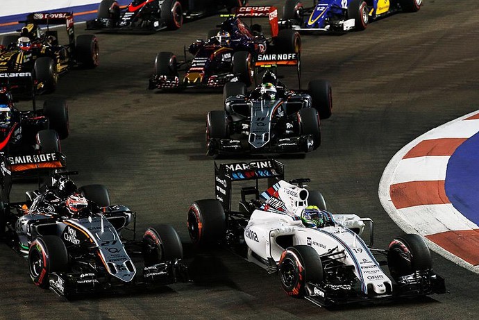 Felipe Massa foi cercado pelas Force India de Perez e Hulkenberg após a largada em Cingapura (Foto: Divulgação)