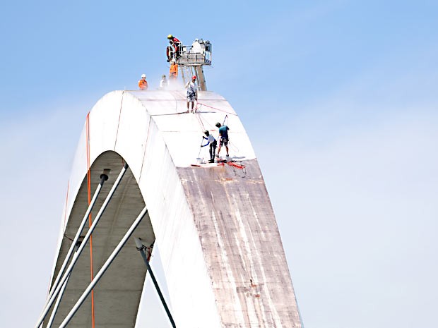 Funcionários limpam arco da Ponte JK, em Brasília (Foto: Pedro Ventura/GDF/Divulgação)