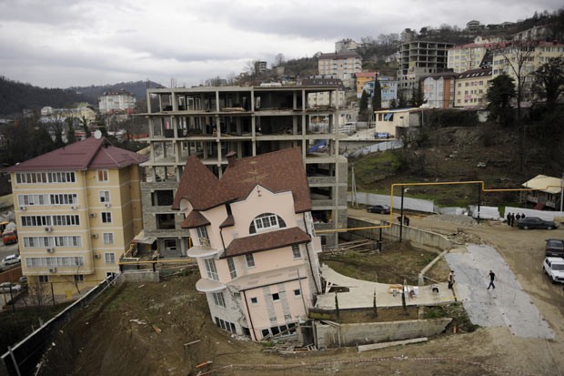 Prédio residencial inclinado é visto nesta segunda-feira (4) na cidade russa de Sochi (Foto: AFP)