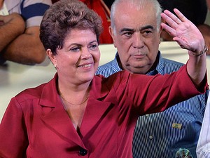 Candidata Dilma Rousseff cumprimenta eleitores durante comício no Campo Belo, em São Paulo (Foto: Nelson Almeida/AFP)