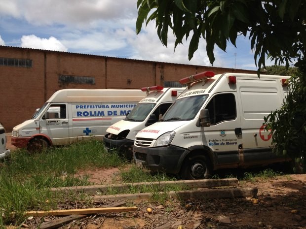 Ambulâncias estão paradas no pátio de secretaria municipal de Rolim de Moura (Foto: Paula Casagrande/G1)