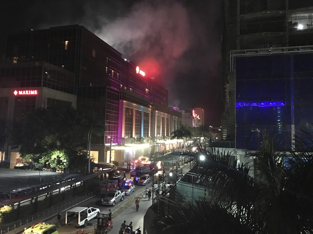 Fumaça é vista saindo do complexo Resorts World Manila nesta quinta-feira (1º) (Foto: Bullit Marquez / AP Photo)