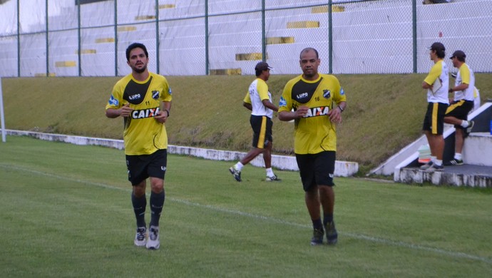 Deyvd Sacconi e Gil correm no ABC (Foto: Jocaff Souza/GloboEsporte.com)