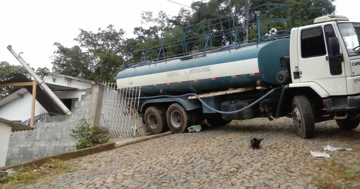 G Caminh O Invade Casa Derruba Muro E Menina Fica Ferida Em Santa