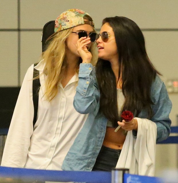 X17 - Cara Delevingne e Selena Gomez desembarcam em aeroporto em Los Angeles, nos Estados  (Foto: X17online/ Agência)