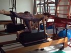 Isis Valverde mostra boa forma durante aula de pilates