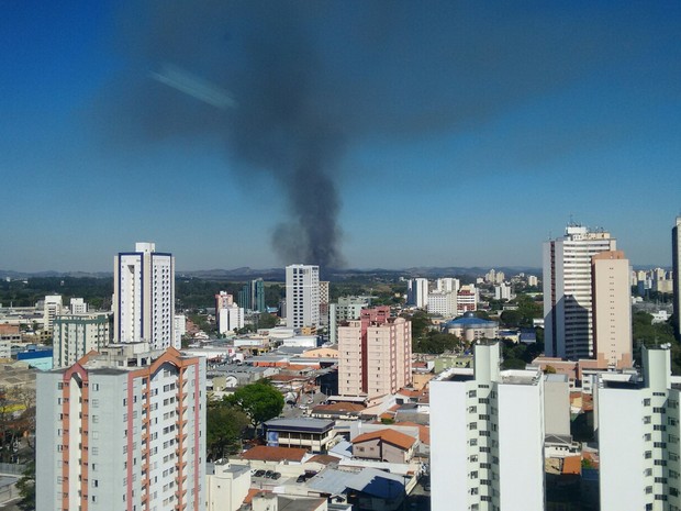 Incêndio atinge área interna do CTA em São José dos Campos (Foto: Alexandre Cruz/Vanguarda Repórter)