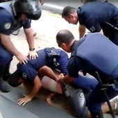 Vídeo: vendedor é detido e leva chute (Vídeo: vendedor é detido e leva chute da GCM (Reprodução/EPTV))