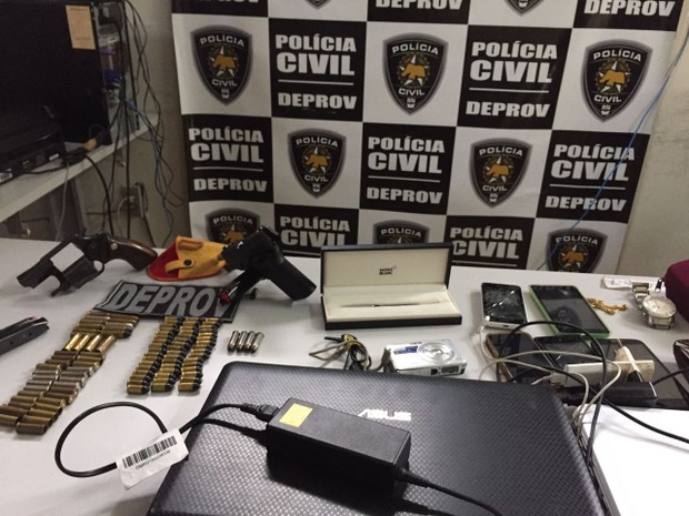 Armas, munições e celulares foram apreendidos com a dupla (Foto: Divulgação/Polícia Civil)
