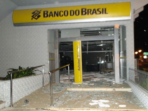 Caixa eletrônico explodido em Jaguaquara, na Bahia (Foto: Marcos Fram/ Blog Marcos Fram.com)