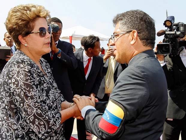 Presidenta Dilma Rousseff recebe cumprimentos do chanceler venezuelano Elias Jaua em sua chegada a Caracas (Foto: Roberto Stuckert Filho/PR)